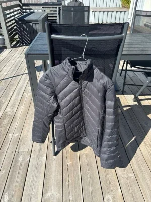 Svart pufferjacka med dragkedja