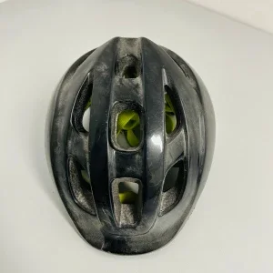 Svart och vit cykelhjälm