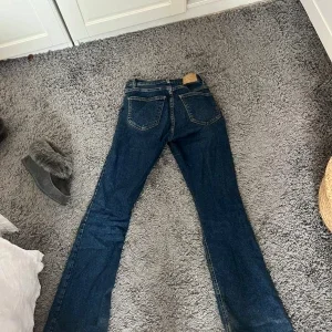 Blå bootcut jeans