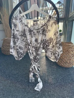 Blommönstrad blus med 3/4 lång ballongärm