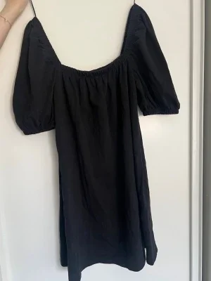 Svart puffärm klänning från H&M