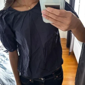 Mörkblå blus från Rodebjer