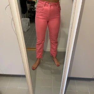 Rosa jeans NA-KD
