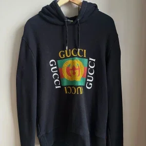 Svart hoodie från Gucci med tryck