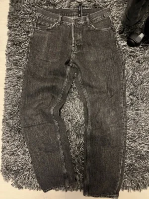 Grå Barrel jeans från Weekday 27/30