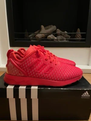 Röda Adidas ZX Flux sneakers