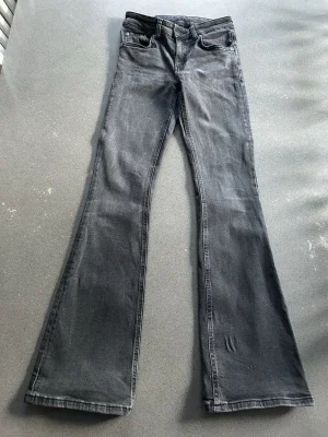 Grå lågmidjade utsvängda jeans storlek XS full length