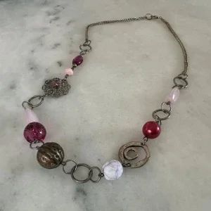 Färgglatt halsband med stora pärlor och metallblommor