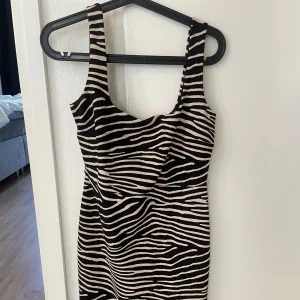 Zebramönstrad klänning från H&M