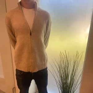 Beige stickad kofta med dragkedja från Polo