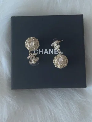 Chanel örhängen med pärldetaljer