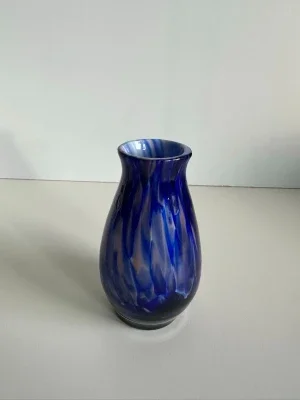 Blå mönstrad glasvas