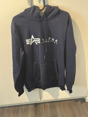 Mörkblå hoodie från Alpha Industries