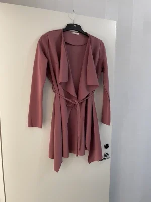 Rosa kappa storlek S