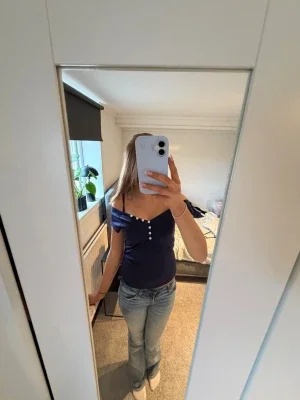 Mörkblå offshoulder topp med knappar