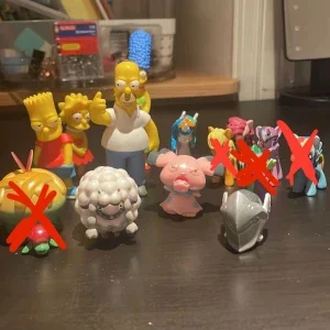 Samlar figurer MLP-Simpson och Pokemon