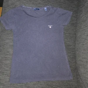 Mörkblå t-shirt från GANT