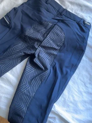 Mörkblå ridbyxor från Ariat