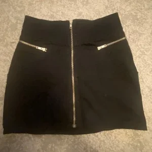 Svart jeanskjol