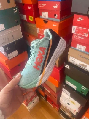 Mintgröna Hoka sneakers med logga