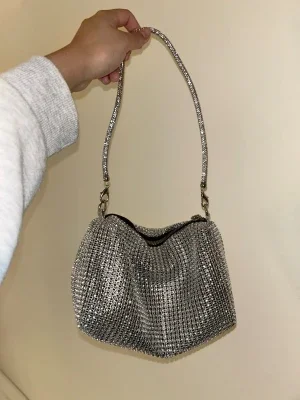 Glittrig silver handväska