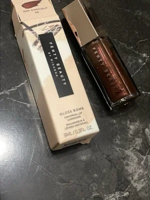 Fenty Beauty Gloss Bomb Hot Chocolit