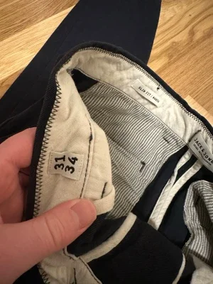 Mörkblå slim fit byxor Jack & Jones stl 31/34