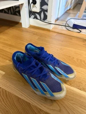 Blå Adidas fotbollsskor Messi