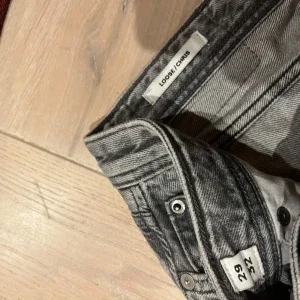 Gråa Jack and Jones byxor