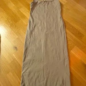 Beige oneshoulder klänning från H&M