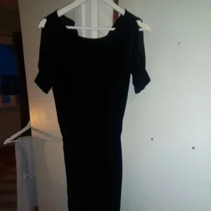 Svart byxdress