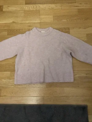 Ljuslila stickad tröja för barn