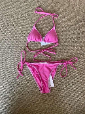 Rosa bikini med knyt från Gina Tricot
