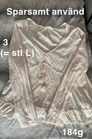 Beige blus med snörning och volang