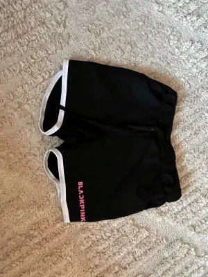Svarta BLACKPINK shorts med vit kant passar barn och vuxna