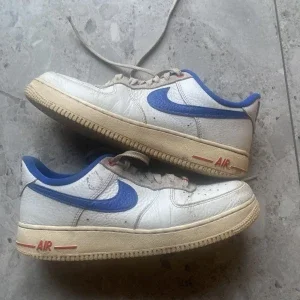 Nike Air Force 1 med blå swoosh