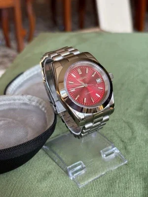 Seiko klocka med röd urtavla