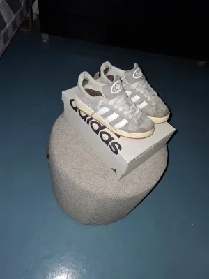 Grå Adidas campus