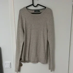 Beige randig tröja från Dressmann