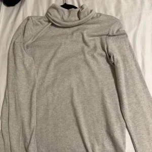 Grå turtleneck tröja