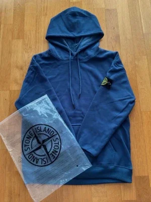 Blå hoodie från Stone Island