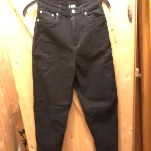 Mom jeans svarta