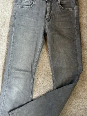 Grå jeans med vida ben