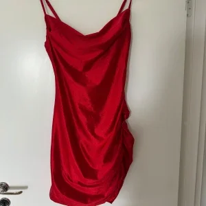 Röd satin klänning från Bik Bok