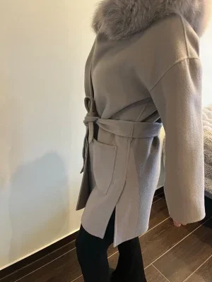 Beige kappa med äkta päls och knytskärp