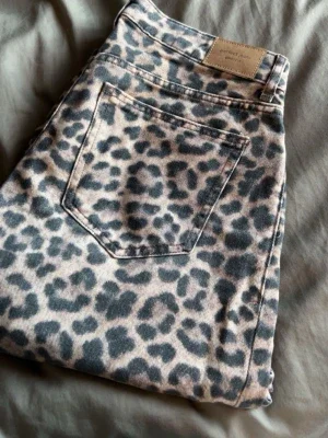 Leopardmönstrade jeans från Gina tricot