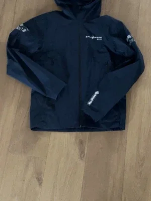 Mörkblå Spray Gore Tex vindjacka