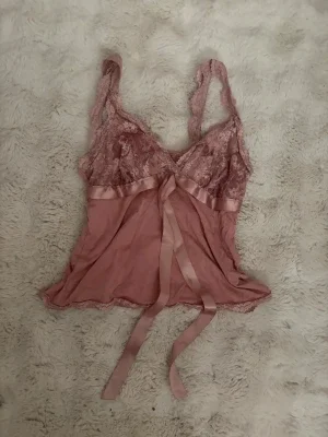 Rosa spetsbody med rosett