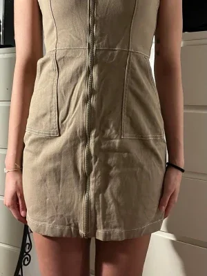 Beige kort klänning med dragkedja