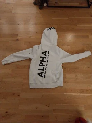 ALPHA INDUSTRIES HOODIE, VIT